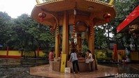Meski hujan mengguyur deras, namun hal itu tidak menyurutkan warga melakukan persiapan.  