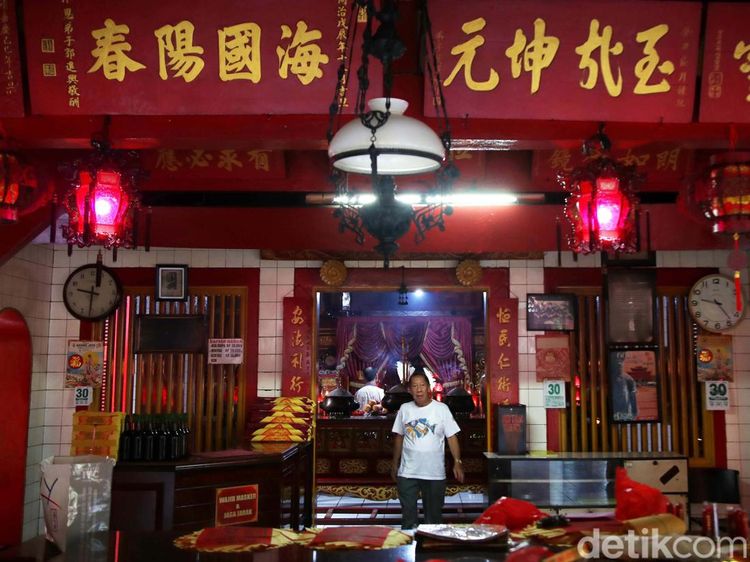 Melihat Persiapan Imlek di Vihara Bahtera Bhakti