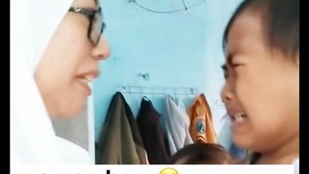 Duh jadi gak tega lihat anaknya nangis. Foto: Screenshot Twitter