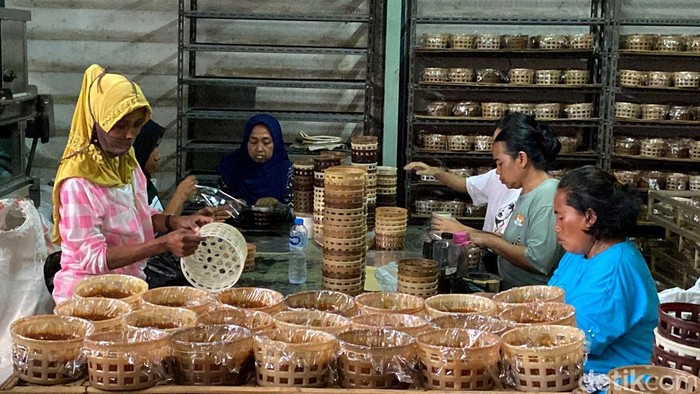 Menengok tempat produksi kue keranjang di Toko Asli Tek Kie TQ, Astanaanyar, Kota Bandung.