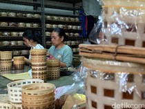 Melihat Kue Keranjang khas Imlek Dibuat di Toko Legendaris Bandung