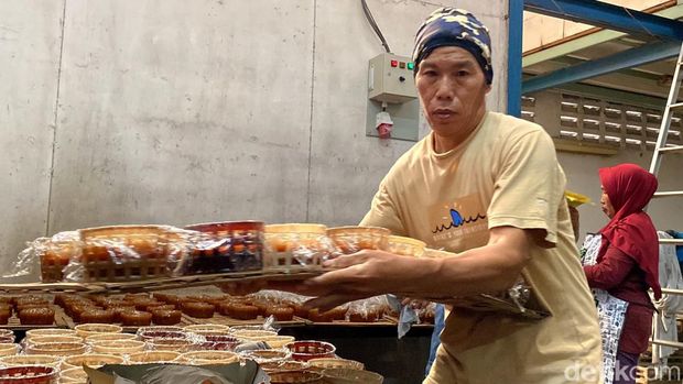 Menengok tempat produksi kue keranjang di Toko Asli Tek Kie TQ, Astanaanyar, Kota Bandung.