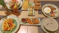 Beberapa menu unggulan antara lain Mie Godog Jawa/Bihun, Nasi Goreng Kampung (dalam varian mie dan bihun) Udang Panggang, Cumi Asam  Manis, Bakwan Jagung, Bakwan Sayur dan Tahu Goreng, Sayur Lodeh, serta banyak lagi.