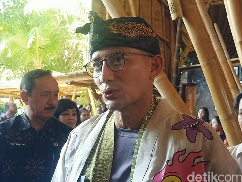 Menteri Pariwisata dan Ekonomi Kreatif (Menparekraf) Sandiaga Salahuddin Uno saat ditemui di Badung, Bali, Selasa (30/1/2024). (Ni Made Lastri Karsiani Putri-detikBali)