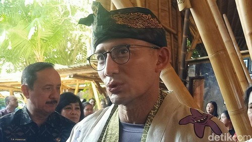 Menteri Pariwisata dan Ekonomi Kreatif (Menparekraf) Sandiaga Salahuddin Uno saat ditemui di Badung, Bali, Selasa (30/1/2024). (Ni Made Lastri Karsiani Putri-detikBali)