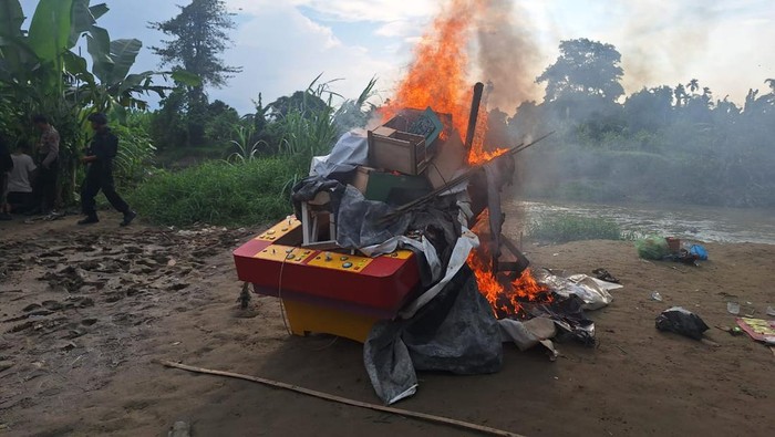 Mesin judi yang dibakar oleh pihak kepolisian usai melakukan penggrebekan. (Foto: Dok. Polda Sumut).