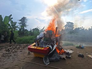 Polisi Bakar Gubuk Judi-Narkoba di Medan, 15 Orang Ditangkap