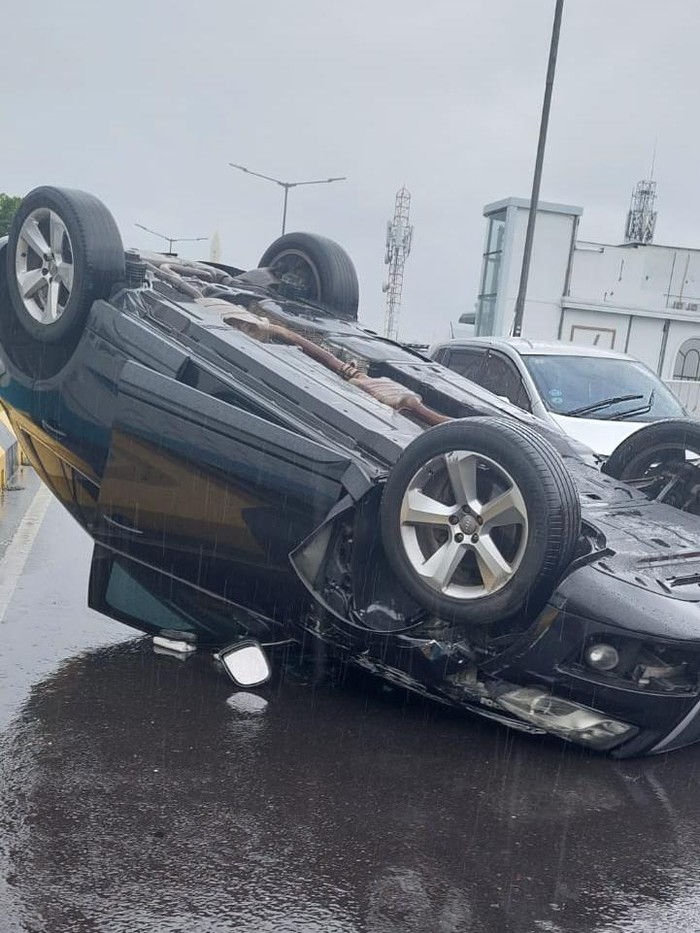Mobil Audi Terbalik di Flyover Antasari arah Blok M