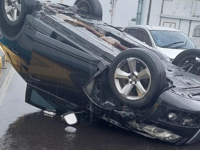 Mobil Audi Terbalik di Flyover Antasari arah Blok M