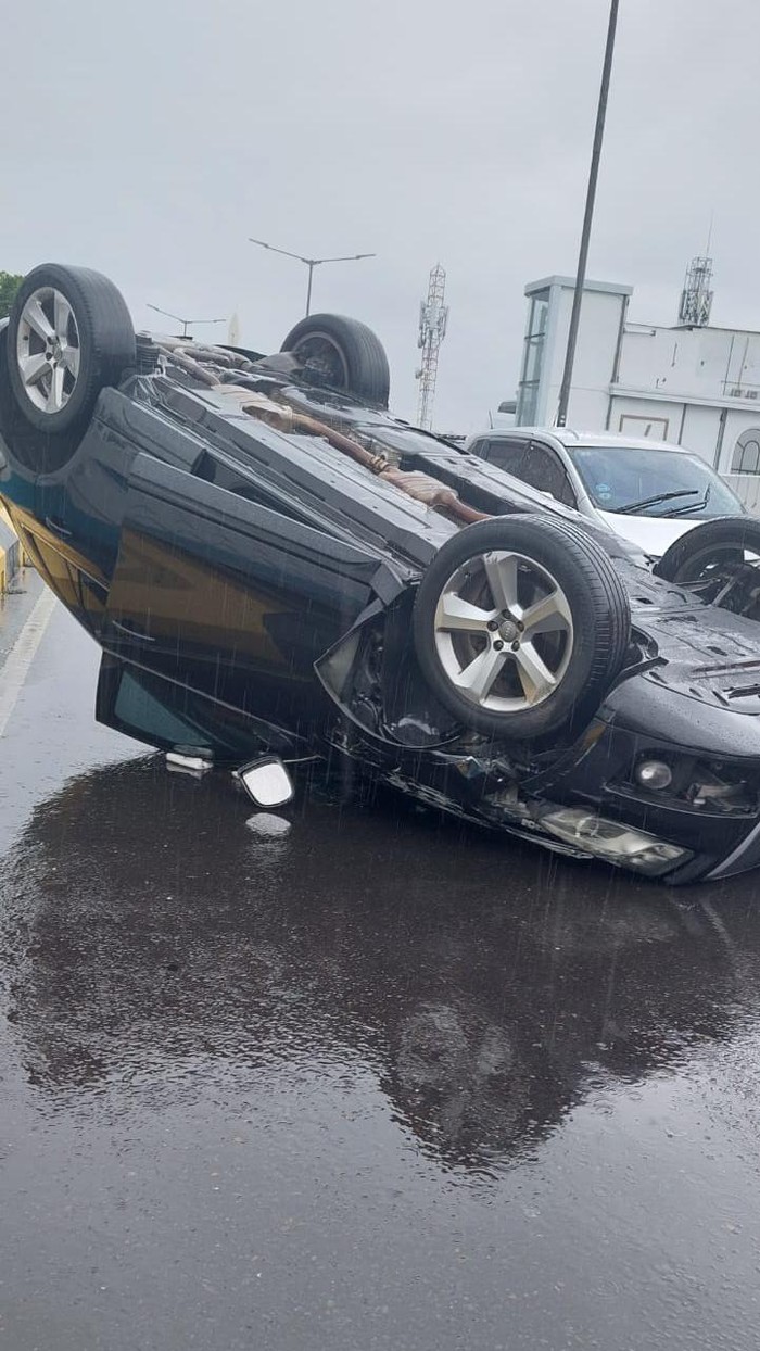 Mobil Audi Terbalik di Flyover Antasari arah Blok M