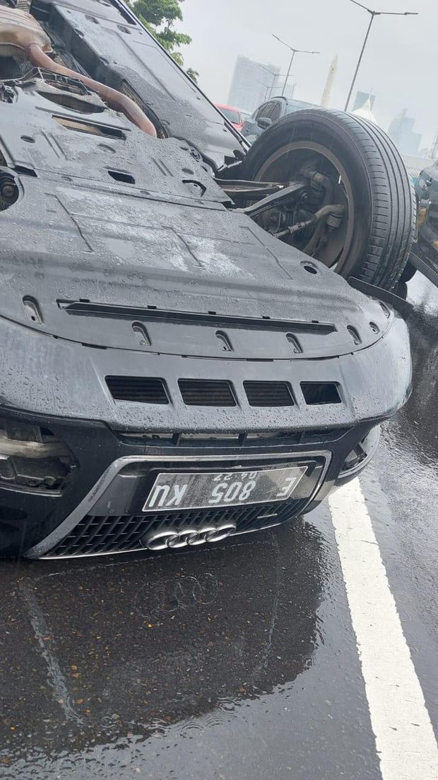 Mobil Audi Terbalik di Flyover Antasari arah Blok M