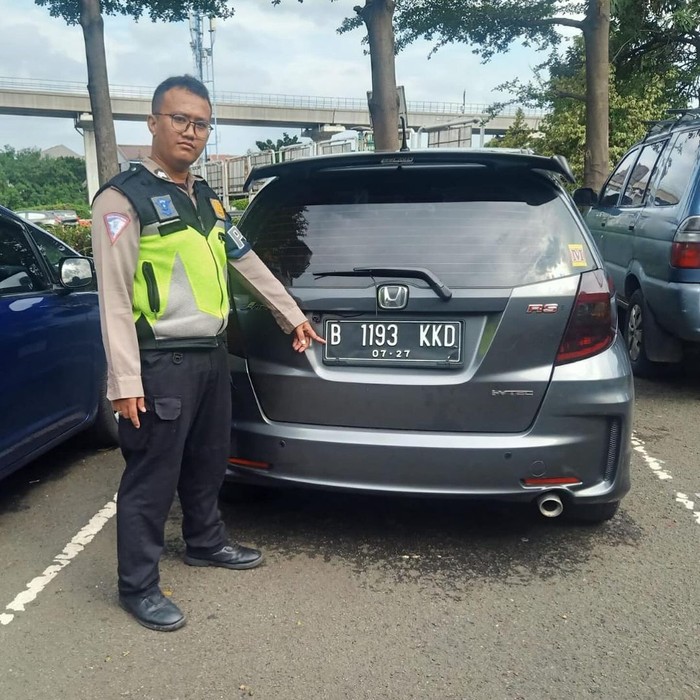 Mobil kabur saat ditilang di Tol Pasar Rebo, ditangkap di Ragunan, Jakarta.