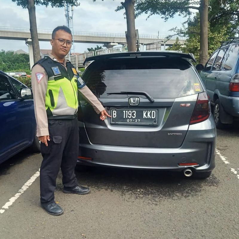 Mobil kabur saat ditilang di Tol Pasar Rebo, ditangkap di Ragunan, Jakarta.