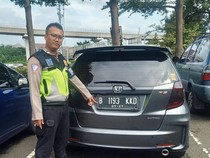 Aksi Polisi Buru Pengemudi Honda Jazz, Sempat Berhenti Lalu Kabur