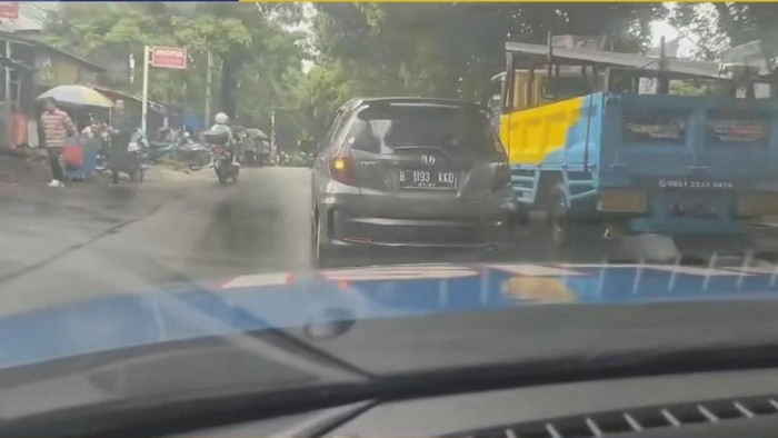 Mobil kabur saat ditilang di Tol Pasar Rebo, ditangkap di Ragunan, Jakarta.