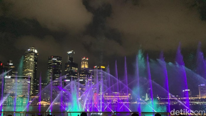 Momen atraksi Spectra Light Show di Marina Bay Sands Singapura