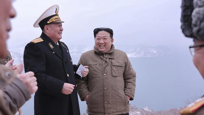 Momen Kim Jong Un Saksikan Uji Coba Rudal Pulhwasal yang Diluncurkan dari Kapal Selam In this photo provided by the North Korean government, North Korean leader Kim Jong Un, right, inspects what it says a test firing of Pulhwasal-3-31 in North Korea Sunday, Jan. 28, 2024. Independent journalists were not given access to cover the event depicted in this image distributed by the North Korean government. The content of this image is as provided and cannot be independently verified. Korean language watermark on image as provided by source reads: