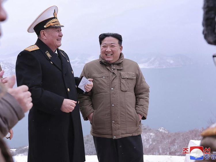 Momen Kim Jong Un Saksikan Uji Coba Rudal Terbaru Pulhwasal