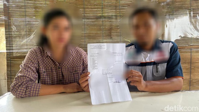 Orang tua korban menunjukkan surat tanda terima laporan dari Polres Mojokerto Kota