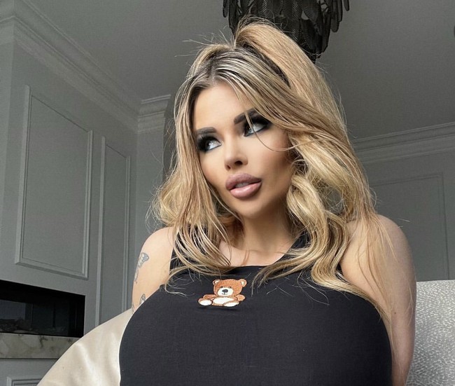 “Wanita lain merasa terancam. Mereka iri,” ungkap Paige.  Foto: Dok. Instagram