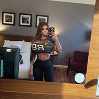 Model 28 tahun itu telah menghabiskan biaya hingga 40 ribu poundsterling atau sekitar Rp 800 juta untuk operasi implan payudara. Foto: Dok. Instagram