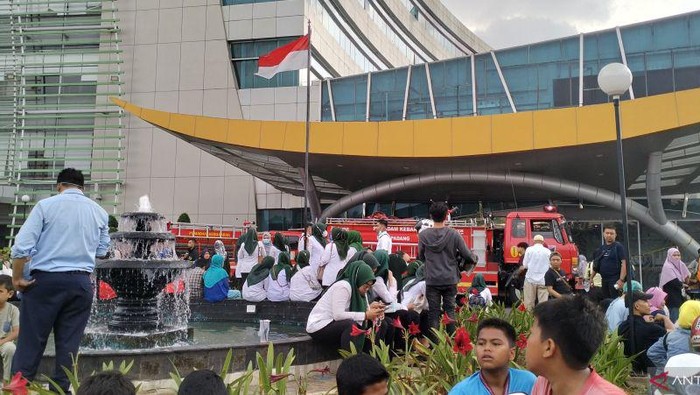 Para perawat, dokter, dan pasien keluar dari Rumah Sakit Semen Padang pascaledakan di rumah sakit itu pada Selasa (30/1/2024) sore. ANTARA/Muhammad Zulfikar.