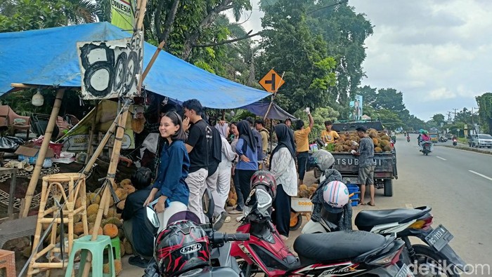 Pedagang durian berjualan di pinggir Jalan Demang Lebar Daun Palembang