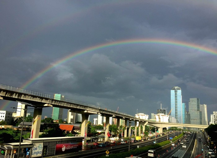 Penampakan pelangi 'Double Layer' muncul di langit Jakarta, di tengah hujan yang merata sejak pagi, Selasa (30/1/2024).