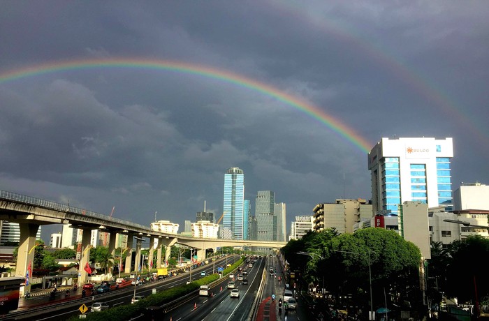 Penampakan pelangi 'Double Layer' muncul di langit Jakarta, di tengah hujan yang merata sejak pagi, Selasa (30/1/2024).