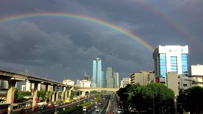 Pelangi Double Layer Bikin Langit Jakarta Makin Gloomy Pagi Ini