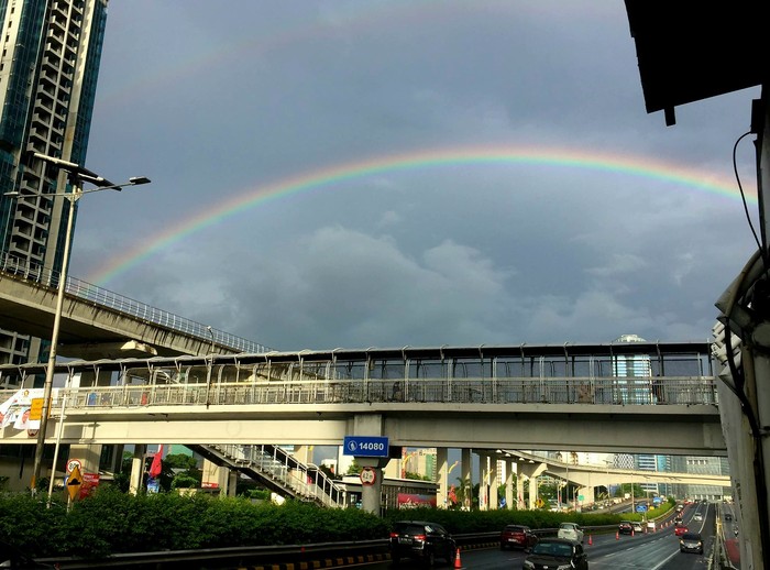 Penampakan pelangi 'Double Layer' muncul di langit Jakarta, di tengah hujan yang merata sejak pagi, Selasa (30/1/2024).