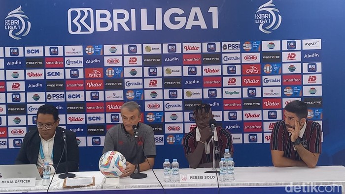 Pelatih Persis Solo Milomir Seslija (Milo), dan pemainnya Moussa Sidibe, saat konferensi pers di Stadion Manahan Solo, Selasa (30/1/2024).