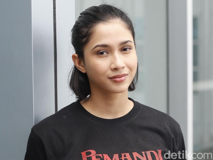 Pemandi Jenazah Pemain film Pemandi Jenazah Aghniny Haque dan Ibrahim Risyad mengunjungi kantor Detikcom di Transmedia, Jakarta.