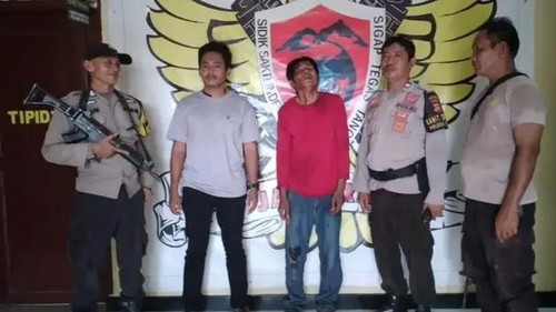 Is (baju merah) ditangkap setelah membacok petugas SPBU Rabakodo di Kecamatan Woha, Kabupaten Bima, NTB, Senin (29/1/2024).