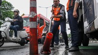 Penertiban stick cone jalur sepeda ini untuk mengantisipasi kecelakaan lalu lintas.  