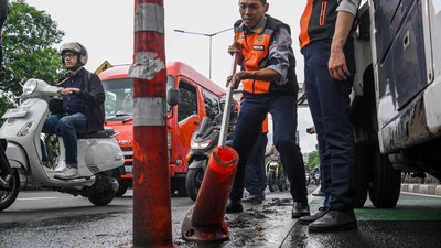 Dishub DKI Cabut Ribuan Stick Cone Jalur Sepeda yang Rusak