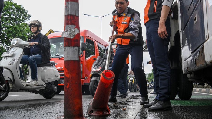 Pemprov DKI Cabut Ribuan Stick Cone Jalur Sepeda yang Rusakr sepeda Petugas Dinas Perhubungan (Dishub) DKI Jakarta mencabut stick cone jalur sepeda di Jalan Penjernihan 1, Tanah Abang, Jakarta, Selasa (30/1/2024). Pemerintah Provinsi DKI Jakarta melalui Dishub menertibkan stick cone jalur sepeda yang rusak secara bertahap di 13 ruas jalan sepanjang 8.585 kilometer atau sebanyak 8.741 unit stick cone berdasarkan laporan masyarakat untuk mengantisipasi kecelakaan lalu lintas. ANTARA FOTO/Sulthony Hasanuddin/rwa.