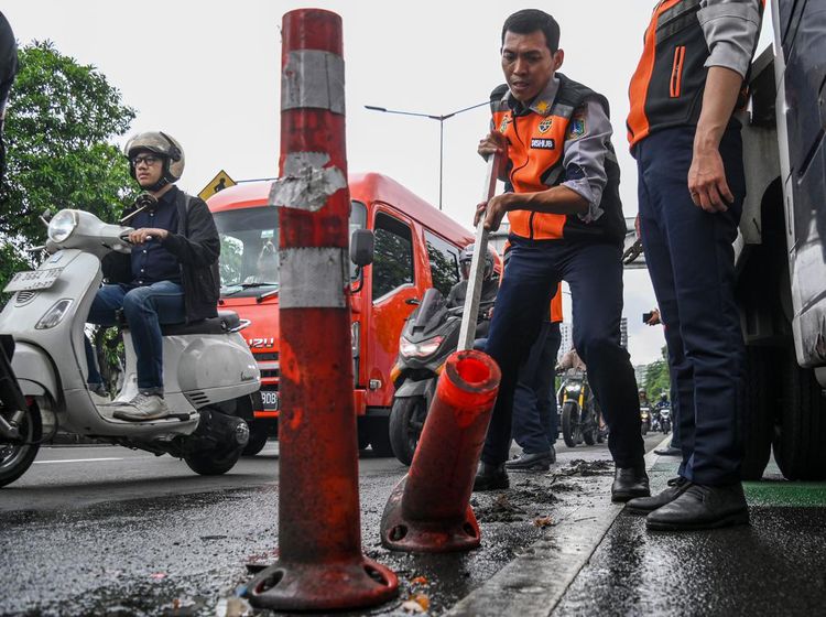 Dishub DKI Cabut Ribuan Stick Cone Jalur Sepeda yang Rusak