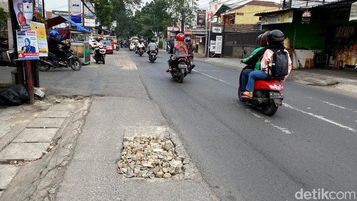 Penampakan bekas galian yang tidak tertutup rapi di Jalan Ciwastra-Buahbatu