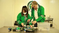 Saat diamankan, seratusan katak beracun itu dimasukkan ke dalam botol plastik kecil.