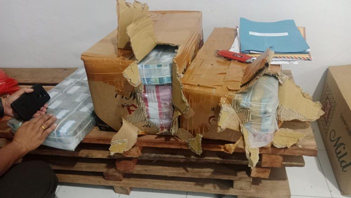 Penampakan uang yang diduga terkait dengan korupsi komoditas timah di Bangka Tengah.