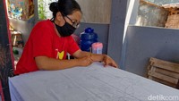 Seorang pekerja sedang membuat pol batik dirumah produksi Ronggo Mukti, Kelurahan Sidomukti, Kecamatan Kraksan, Probolinggo.