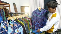 Selain berbentuk kain, batik tulis karya pebatik Ronggo Mukti juga menerima pesanan kemeja batik dengan berbagai motif. Harganya pun mulai Rp 50 ribu hingga Rp 500 ribu.