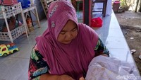 Seorang pekerja sedang melakukan proses canting batik tulis Ronggo Mukti di Kelurahan Sidomukti, Kecamatan Kraksan, Probolinggo.