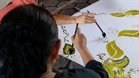 Sejumlah pekerja sedang melakukan proses pewarnaan dirumah batik Ronggo Mukti.