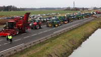 Mereka memarkir traktor di tengah jalan.