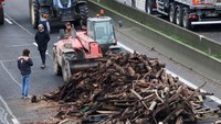 Mereka juga membawa kayu bakar untuk dijadikan api unggun.