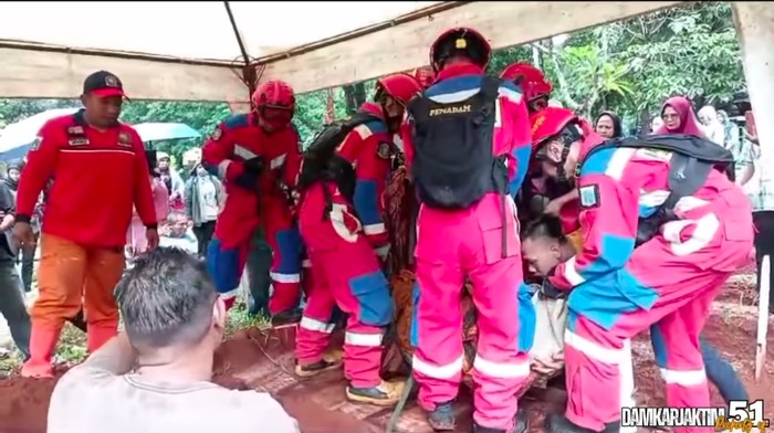 Petugas damkar membantu proses pemakaman jenazah warga yang mengalami obesitas. Damkar ikut membantu setelah pihak keluarga menyampaikan permintaan bantuan. (IG @damkarjakartatimur)