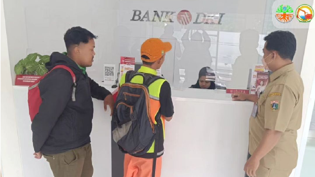Petugas kebersihan tertangkap kamera sedang membuang sampah ke Pintu Air Manggarai, Jaksel. Oknum petugas kebersihan itu disanksi denda (IG @upsbadanairdlhdki)