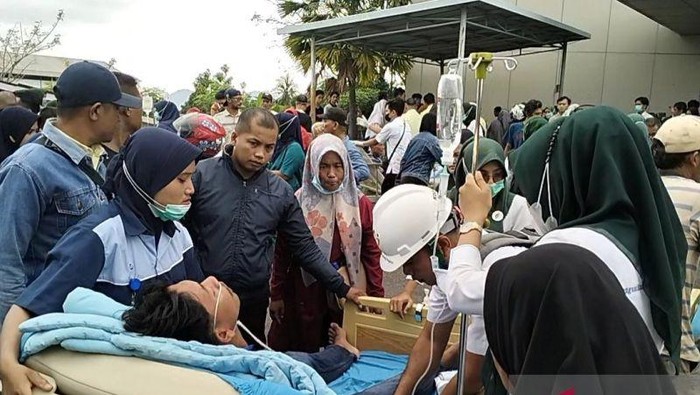 Petugas kesehatan mengevakuasi pasien yang terdampak ledakan di Rumah Sakit Semen Padang pada Selasa sore (30/1/2024). (ANTARA/Muhammad Zulfikar).